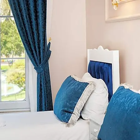 Begonville Corner Hotel *