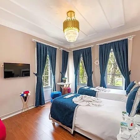 Begonville Corner Hotel *