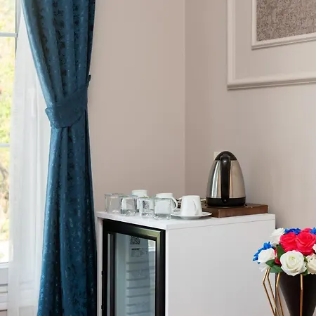 Begonville Corner Hotel *